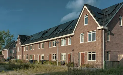 huizen met zonnepanelen