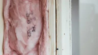 Detail isolatie aanbrengen