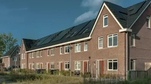 huizen met zonnepanelen