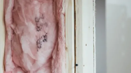 Detail isolatie aanbrengen